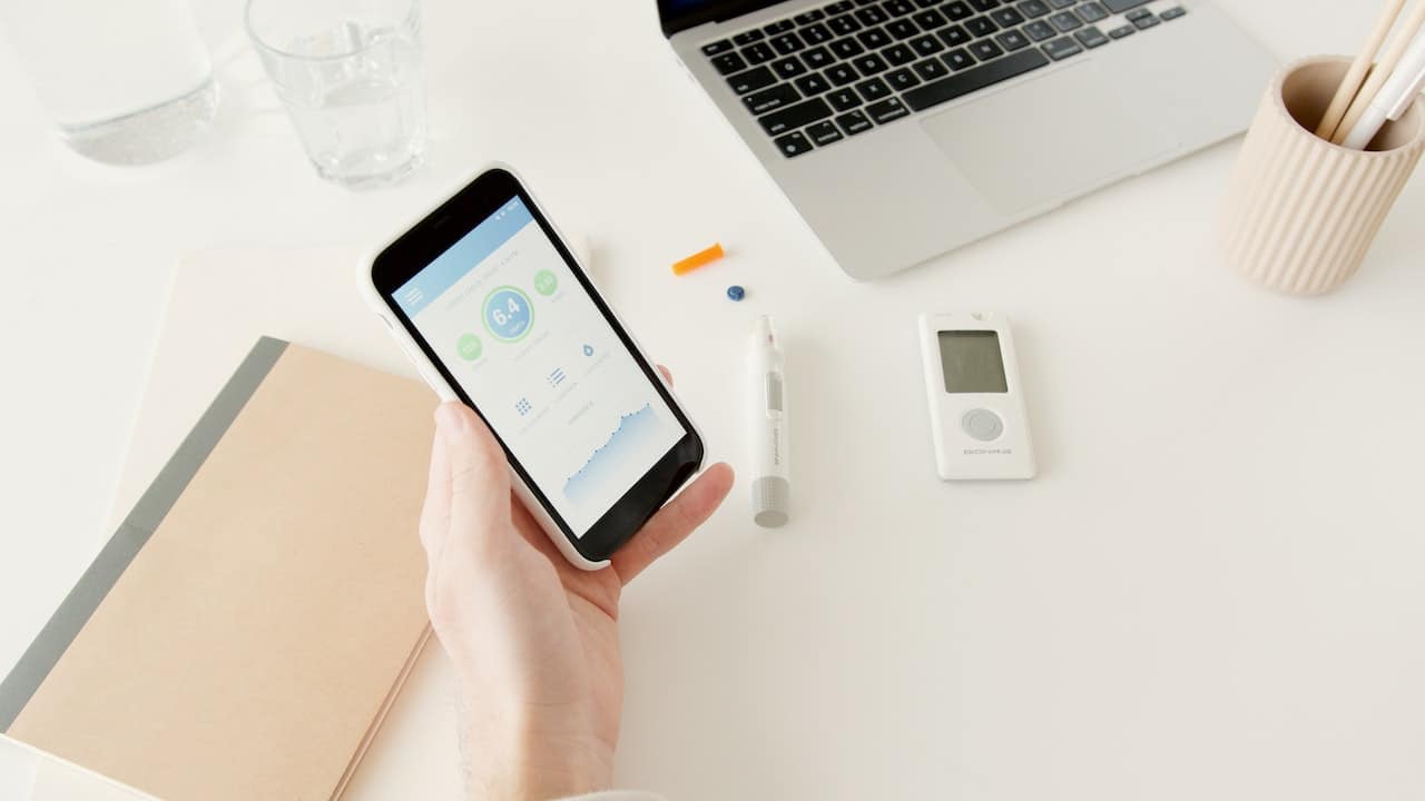 Empowered by Your Pocket: Smartfonowe pomiary parametrów życiowych w zarządzaniu cukrzycą