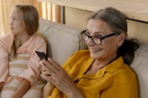 Korzystanie z RE.DOCTOR Vitals w aplikacji do zdalnego monitorowania pacjentów 6 Weź swoje zdrowie pod kontrolę: Wzrost popularności monitorowania parametrów życiowych za pomocą smartfonów w przypadku chorób przewlekłych